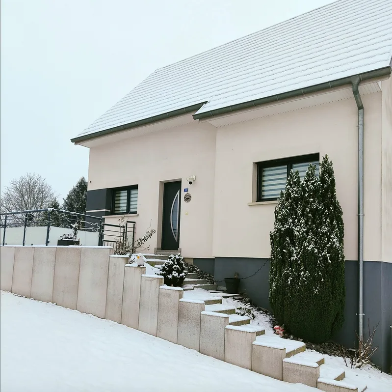 La maison d'Illtal où Evelyne Tavan reçoit ses patients, vue d'hiver