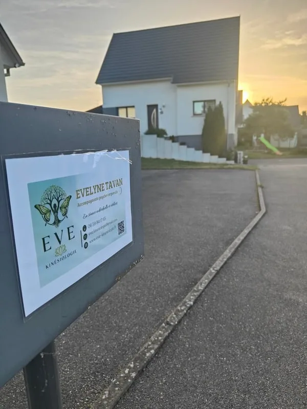 Le panneau EVE fixé devant la maison d'Illtal